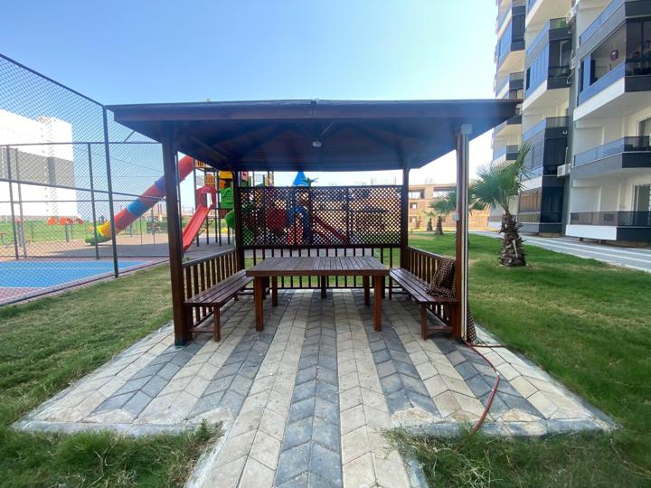 Bahçedeki ahşap kamelya